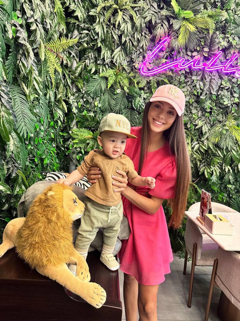 View - Mẹ vợ Ukraine của Bùi Tiến Dũng diện váy ngắn, dáng vẻ gợi cảm khó tin dù đã qua 3 lần sinh nở