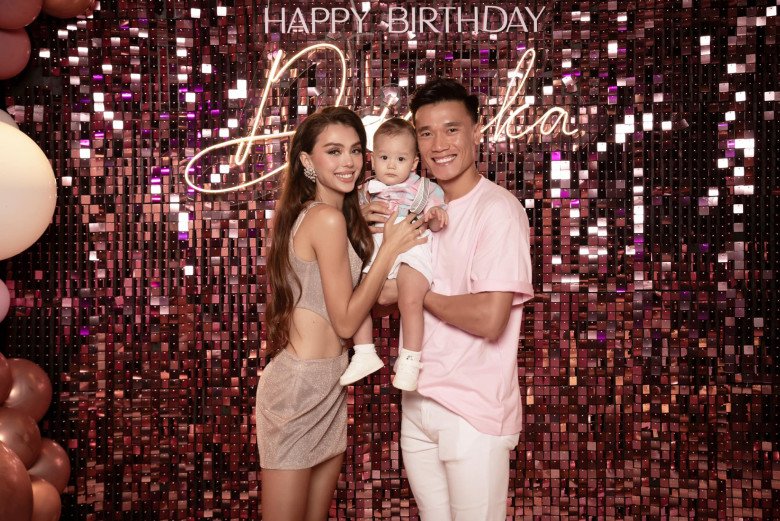 View - Mẹ vợ Ukraine của Bùi Tiến Dũng diện váy ngắn, dáng vẻ gợi cảm khó tin dù đã qua 3 lần sinh nở