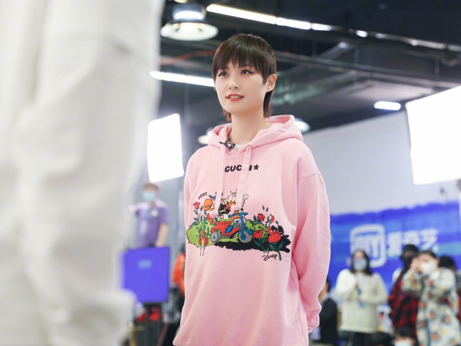 Lý Vũ Xuân gây ấn tượng với phong cách tóc tém. 