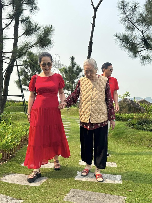 View - Cuộc sống làm dâu 9 năm của NSND Lan Hương Bông và chuyện làm mẹ chồng đời thực khác lạ trên phim