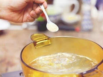 Người Việt ăn mặn gấp đôi khuyến cáo, chuyên gia chỉ cách giảm muối “ngược đời” bằng loại gia vị ai cũng nghĩ độc hại