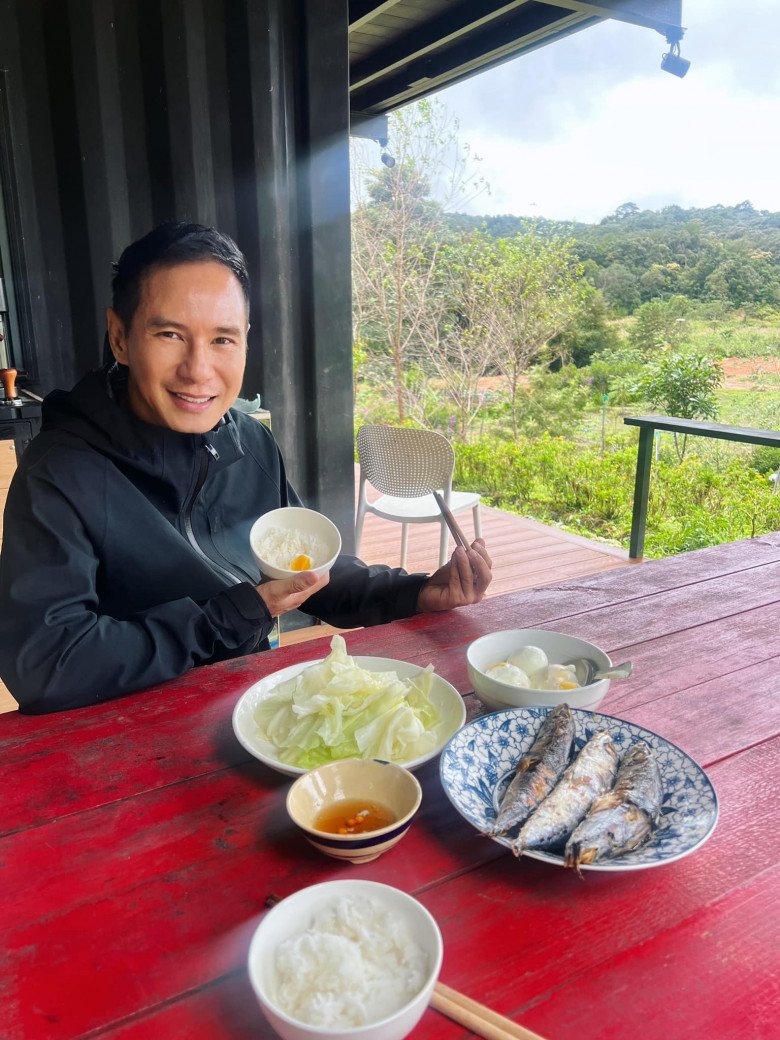 Bữa ăn ngày lễ của sao Việt: Vợ chồng Lý Hải ăn cơm đạm bạc giữa rừng, Lan Ngọc khoe 40 con đặc sản quý - 1