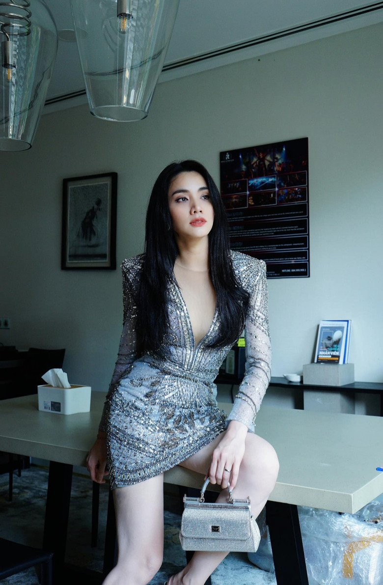 View - Đệ nhất mỹ nhân gợi cảm rơi dây váy nơi công cộng 13 năm trước: Giờ là mẹ 2 con trẻ đẹp, dáng vẫn nuột nà