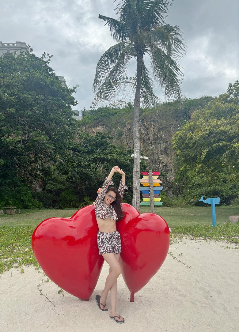 View - Đệ nhất mỹ nhân gợi cảm rơi dây váy nơi công cộng 13 năm trước: Giờ là mẹ 2 con trẻ đẹp, dáng vẫn nuột nà