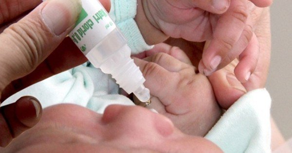 Nhỏ nước muối sinh lý thường xuyên để trôi rử ghèn, giúp nhanh khỏi bệnh hơn. 