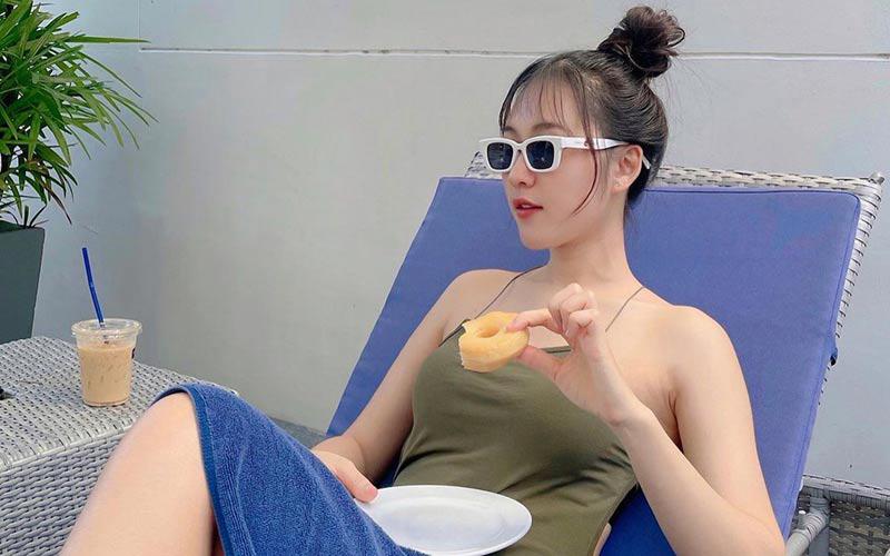 Hot girl đình đám yêu thích những món phụ kiện như túi xách, mắt kính, cài tóc xinh xắn và thời thượng để tô điểm cho tổng thể.
