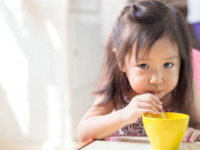Sức khỏe - Tại sao uống nước ép trái cây hàng ngày có thể khiến trẻ ngừng tăng chiều cao, cha mẹ đừng dại mắc sai lầm