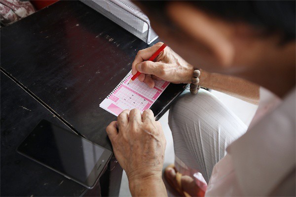 Người đàn ông có tiền đã lao vào các cuộc ăn chơi.