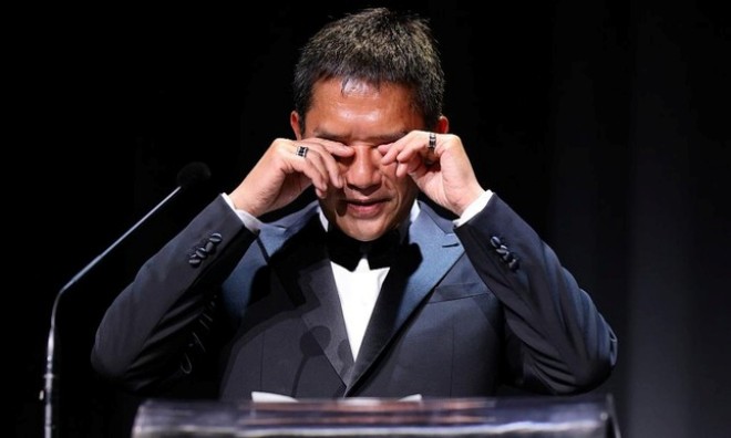 View - Lương Triều Vỹ - Sốt khoảnh khắc Ảnh đế bật khóc vì vợ ngay trên sân khấu, dân mạng xúc động