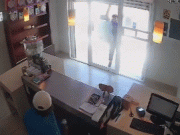 Clip Eva - Clip: Bị đe dọa, nữ nhân viên nhanh trí nhốt tên cướp trong cửa hàng