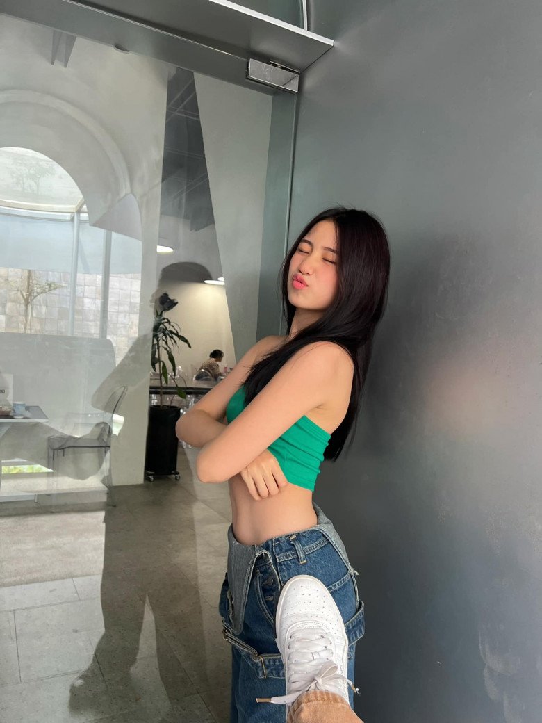 View - Con gái Lưu Thiên Hương khoe vóc dáng thiếu nữ ăn đứt mẹ, 18 tuổi được khen tài sắc vẹn toàn