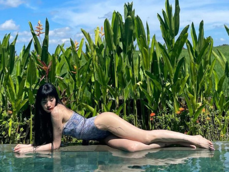 Cô gái Hàn đẹp nhất hành tinh có gương mặt nữ thần, thân hình quyến rũ in đầy vết mực