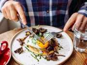 Lifestyle - Quy tắc dùng dao, dĩa khi đi ăn ở nhà hàng Âu, 1 hành động quen thuộc lại vô cùng bất lịch sự