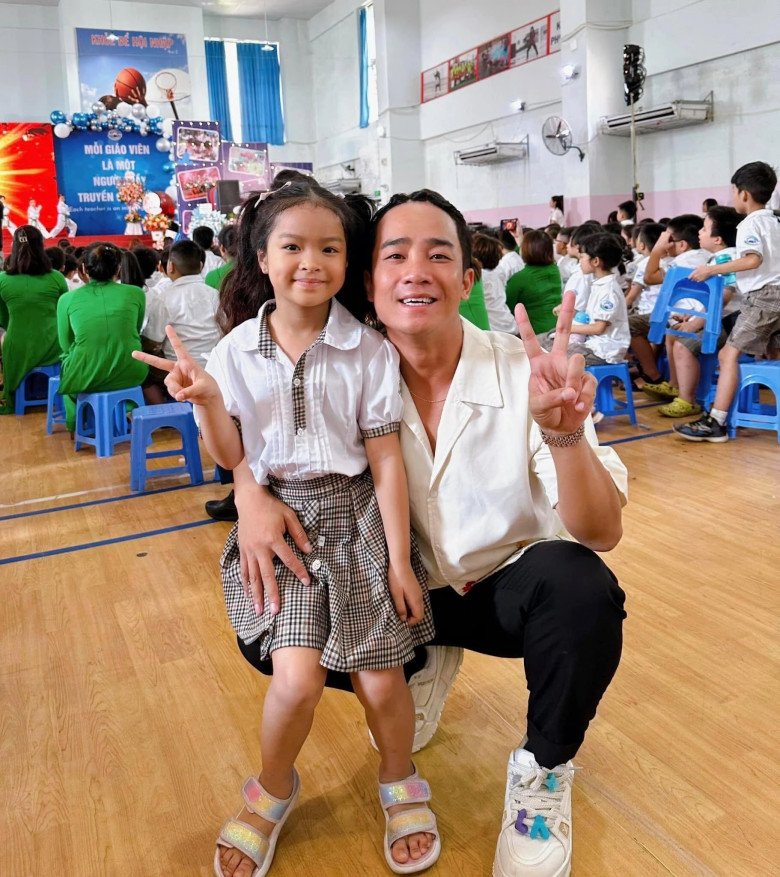 Sao Việt ngày khai giảng: Huyền Lizzie cho quý tử học trường công gần nhà, Tự Long khiến con gái giống hệt bố hãnh diện - 15