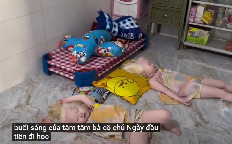 Ngày đầu tiên đến trường của cặp song sinh bạch tạng ở Sóc Trăng, nhìn hai bé tập múa hát cùng bạn mẹ bỉm nào cũng mừng - 1