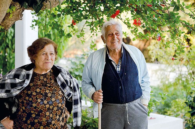 Đảo Ikaria (Hy Lạp) nổi tiếng là vùng đất trường thọ. Người dân đảo ngoài có chế độ ăn uống lành mạnh, 80% những người trong độ tuổi 65-100 vẫn quan hệ tình dục gần như mỗi ngày và đó cũng là một phần lý do khiến họ sống lâu.
