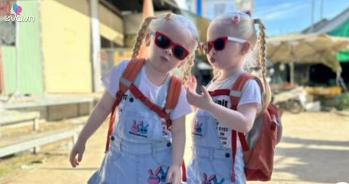 View - Ngày đầu tiên đến trường của cặp song sinh bạch tạng ở Sóc Trăng, nhìn hai bé tập múa hát cùng bạn mẹ bỉm nào cũng mừng