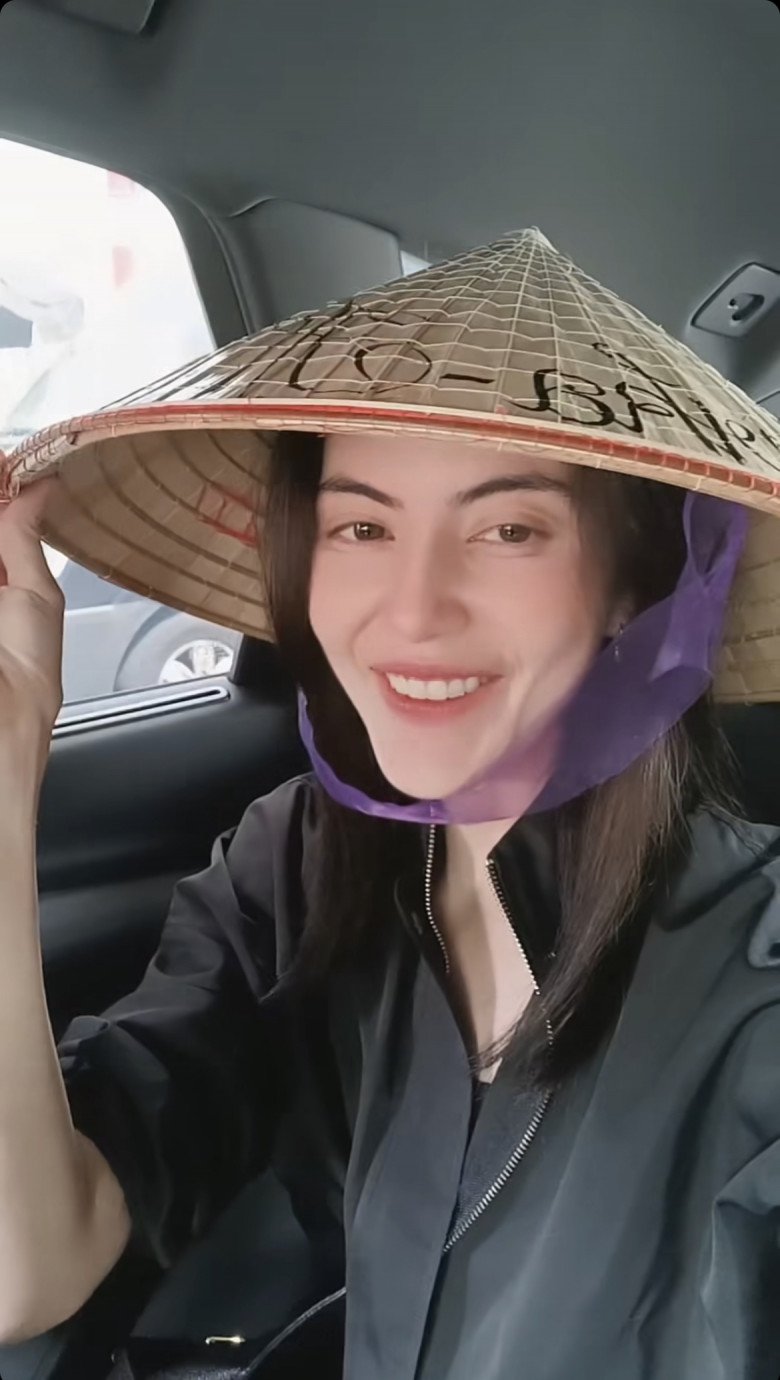 View - Ma nữ đẹp nhất Thái Lan đến Việt Nam ăn mặc phóng khoáng, đầu đội nón lá chuẩn gái Việt