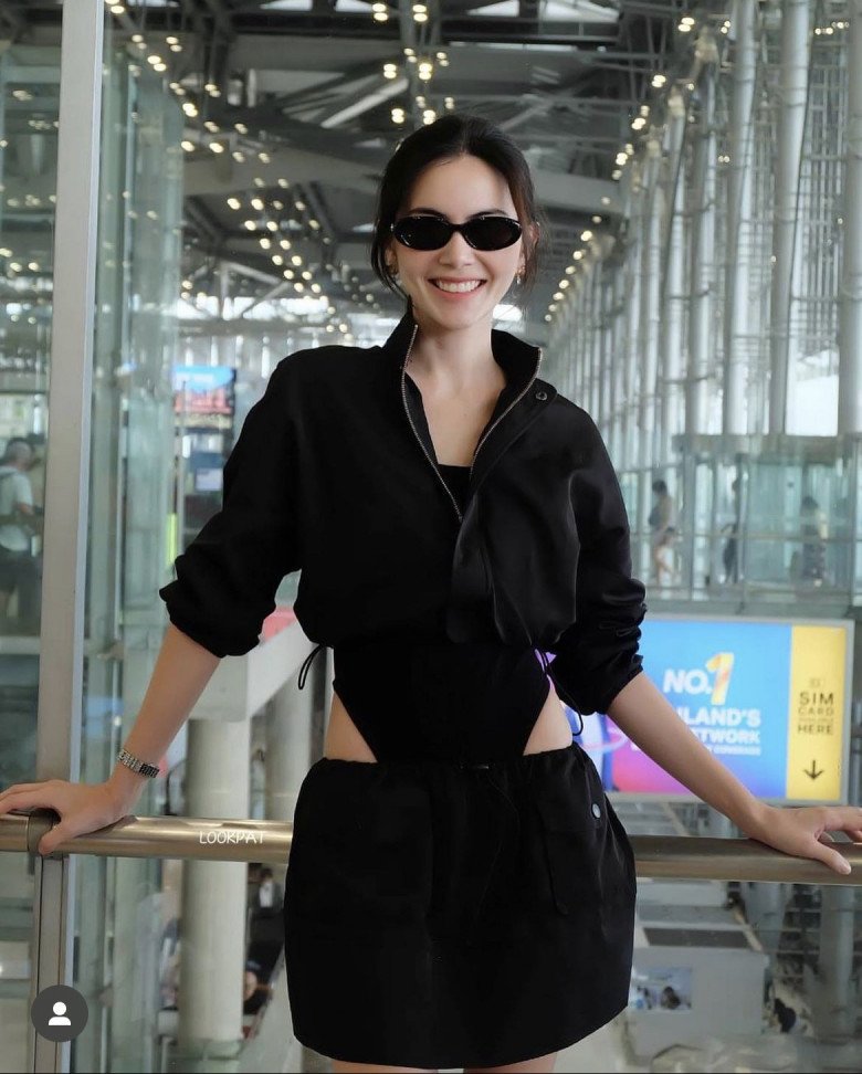 View - Ma nữ đẹp nhất Thái Lan đến Việt Nam ăn mặc phóng khoáng, đầu đội nón lá chuẩn gái Việt