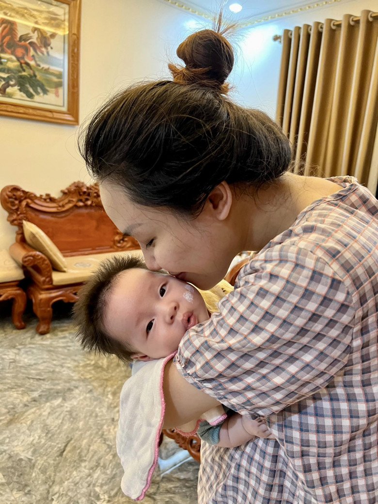 Đang trong những ngày ở cữ nhưng chị Hiền luôn chủ động chăm sóc con nhỏ và bản thân để những ngày ở cữ vẫn luôn năng động, thoải mái nhất. (Ảnh: NVCC)