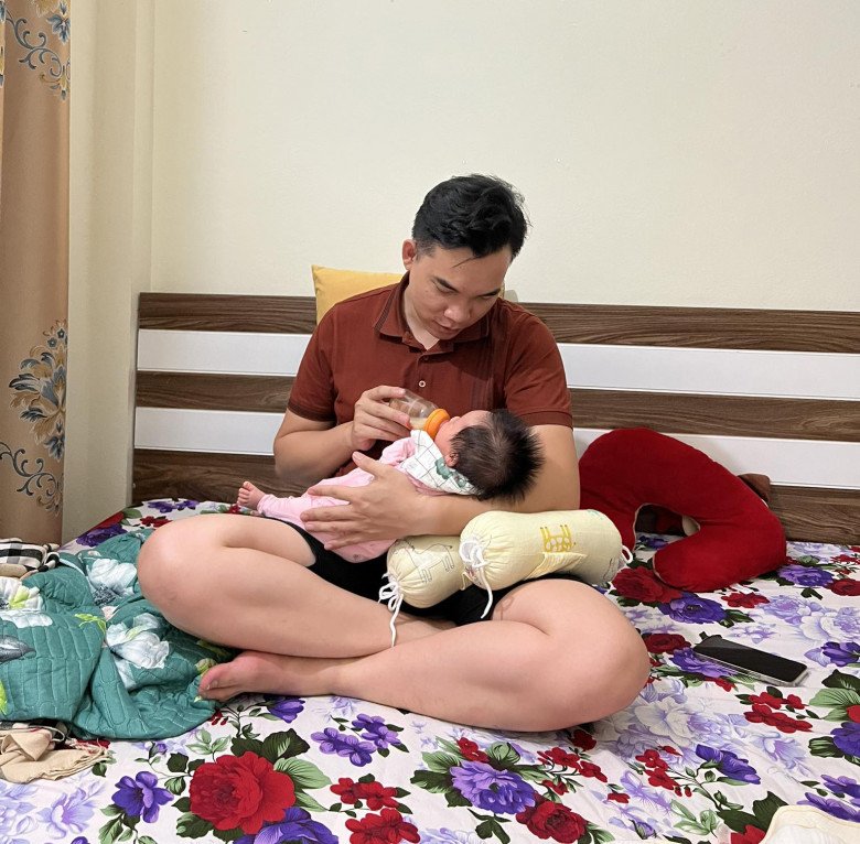 Vợ chồng chị Hiền bên con đầu lòng. (Ảnh: NVCC)