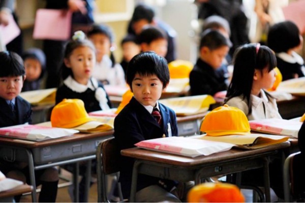 Trẻ em ở Nhật được trang bị ý thức rất kỹ trước khi bước vào lớp 1 (Ảnh minh hoạ Internet).