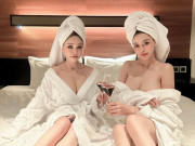 Làm đẹp - Cặp chị em quấn khăn khoe body nơi phòng ngủ, da trắng dáng mượt như búp bê