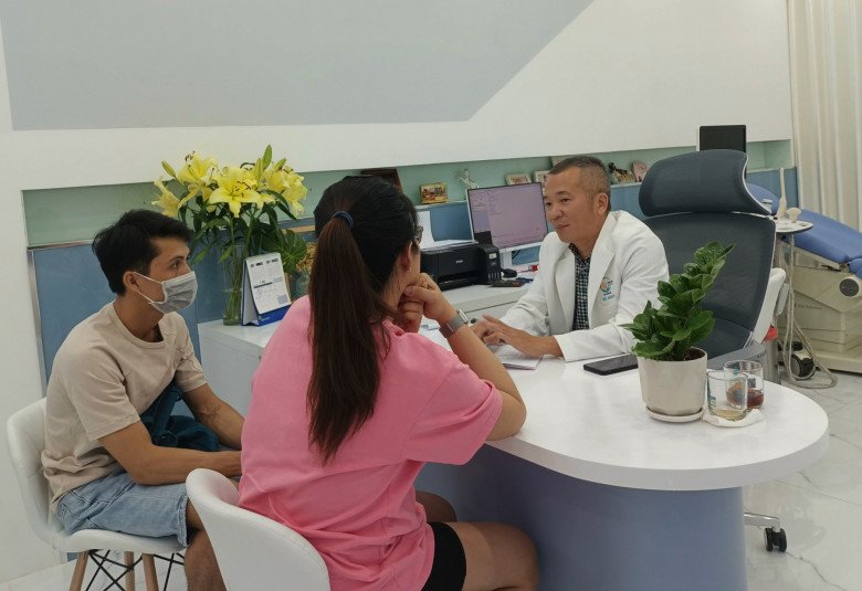 Với mỗi ca thăm khám, bác sĩ Nhịnh thường dành thời gian trò chuyện tìm hiểu, lắng nghe và cố gắng giải toả những lo lắng áp lực mà thai phụ đang gặp phải. (Ảnh: NVCC)