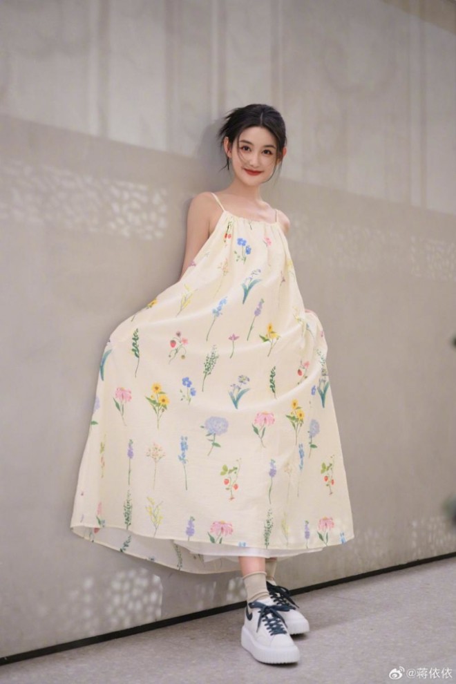 Tưởng Y Y dính án trốn thuế.