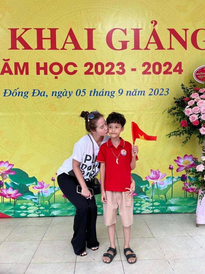 Sao Việt ngày khai giảng: Huyền Lizzie cho quý tử học trường công gần nhà, Tự Long khiến con gái giống hệt bố hãnh diện - 1