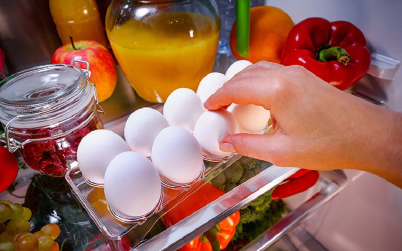 Trứng rất tốt cho bà bầu, nhưng phải được nấu chín. Trứng rất giàu protein, cũng chứa nhiều loại vitamin, khoáng chất, axit béo omega-3 và chất chống oxy hóa cần thiết cho sự tăng trưởng và phát triển của thai nhi.
