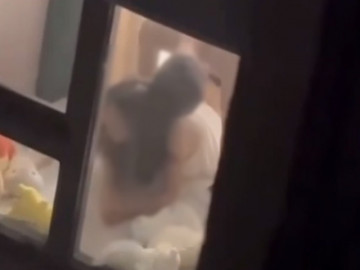 Cặp đôi ân ái nhưng quên kéo rèm, hàng xóm nghe rõ cả âm thanh, livestream bêu riếu bị nhận xét là vi phạm pháp luật