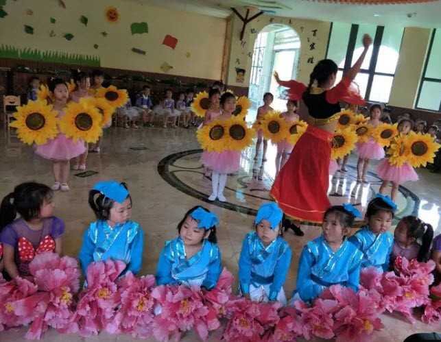 Cô giáo chăm trẻ quá khéo bố mẹ nào cũng quý, biết danh tính thật sự của cô, phụ huynh sợ hãi toát mồ hôi - 1