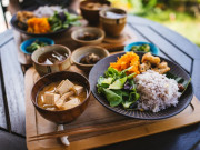 Sức khỏe - Chỉ ăn 3 quả trứng/tuần, ăn thịt tối đa 5 lần/tháng: 7 quy tắc trong bữa cơm của những người sống thọ nhất thế giới