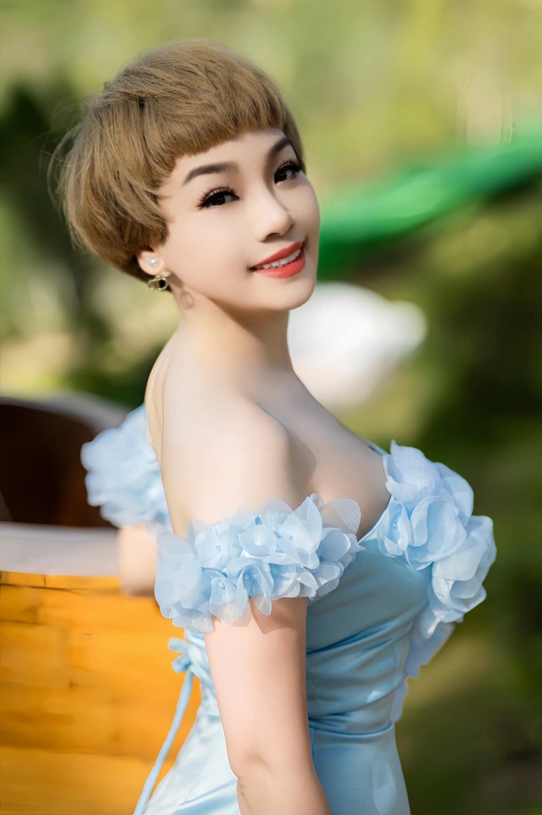 Nữ ca sĩ vẫn rất trẻ trung, xinh đẹp ở tuổi 40.