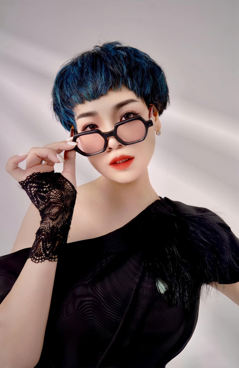 Nữ ca sĩ Ngọc Khuê được sinh ra trong một gia đình có truyền thống nghệ thuật.