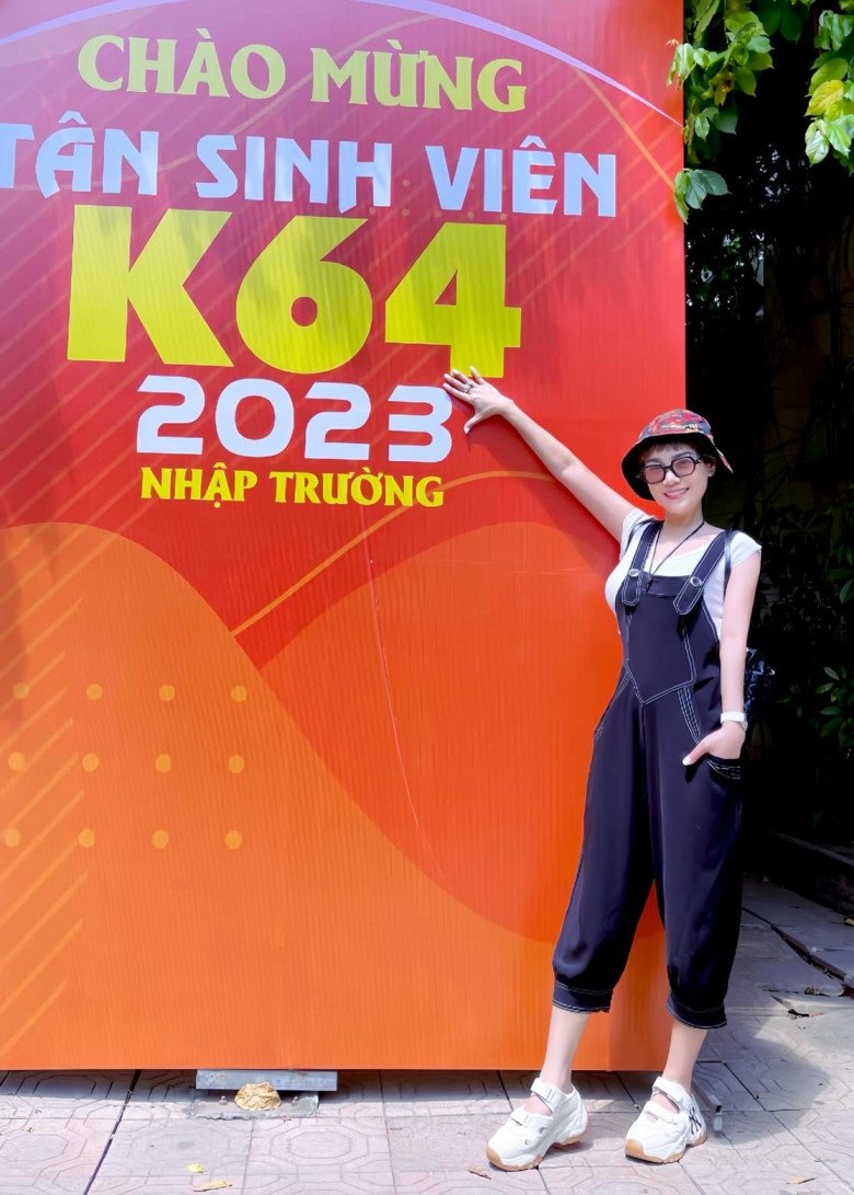 Ngoài đời, Ngọc Khuê là giảng viên thanh nhạc tại trường đại học.