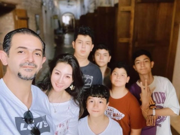 Bất chấp theo chồng nghèo sang UAE, 8X đẻ sòn sòn 5 con trai, hiện sống trong biệt thự triệu đô