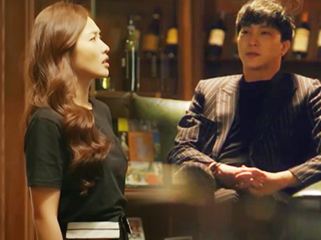 Bí ẩn xuyên không trong loạt phim giờ vàng: Quán rượu được "đặt sỉ", nhà ông trùm bỗng thành quán cafe