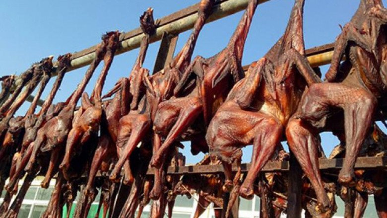 Gà hong gió: Sự thật tàn nhẫn đằng sau món ăn được giới nhà giàu săn lùng