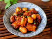 Bếp Eva - Sườn kho không đã ngon, cho thêm quả bé tí dinh dưỡng gấp 3-4 lần trứng gà lại được món ăn với cơm siêu bổ