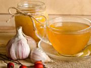 Sức khỏe - Tỏi đừng chỉ đem xào hay pha nước chấm, ngâm với thứ này làm được món đồ uống giải độc, giảm viêm tốt bất ngờ