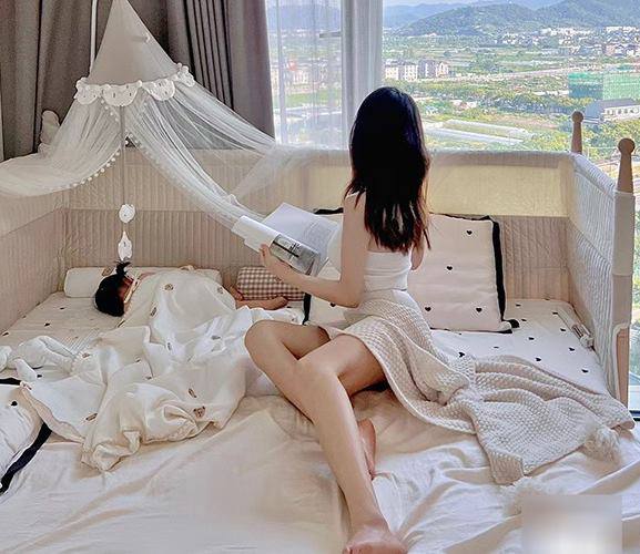 Vợ ở nhà chăm con mà mặc đẹp 365 ngày, chồng nghi ngờ về giữa trưa xem thử, hôm sau xin nghỉ việc - 1