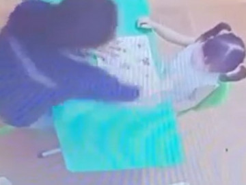 Tin tức 24h: Vụ bé gái 2 tuổi bị cô giáo bạo hành: Cô giáo thừa nhận hành vi, cơ sở hoạt động không phép