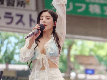 Mặc xuyên thấu nhảy dưới nước, người đẹp "siêu vòng 1" thành huyền thoại, style ngày thường không vừa