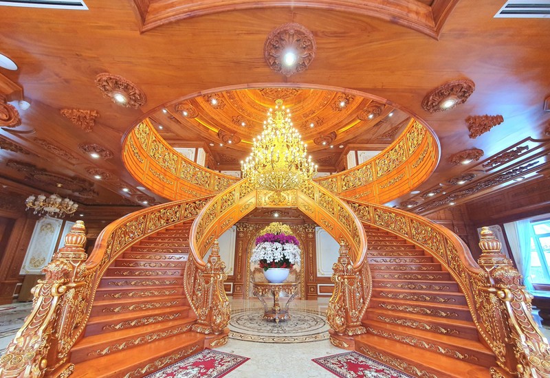 Cầu thang chính giữa sảnh được xây dựng uốn lượn theo phong cách cổ điển, được thiết kế lấy cảm hứng từ hình ảnh chiếc cầu thang tại căn nhà xuất hiện trong bộ phim “Cô dâu 8 tuổi” của Ấn Độ. 
