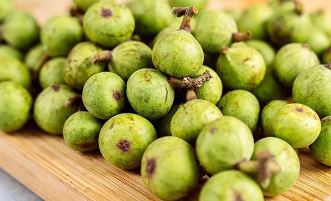 Loại quả ở quê mọc đầy đường vứt đi chả ai tiếc, nay lên thành phố trở thành mặt hàng đắt đỏ, giá 200.000 đồng/kg - 4