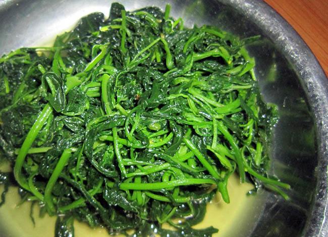 Loại rau dại mọc đầy bờ ruộng mương, trước không ai ăn nay là đặc sản được săn lùng mua, giá 80.000 đồng/kg - 9