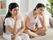 Bà bầu - Mẹ chồng ở quê xách gà lên chăm con dâu bầu, vừa tới nơi bà nói một câu khiến tôi chết lặng