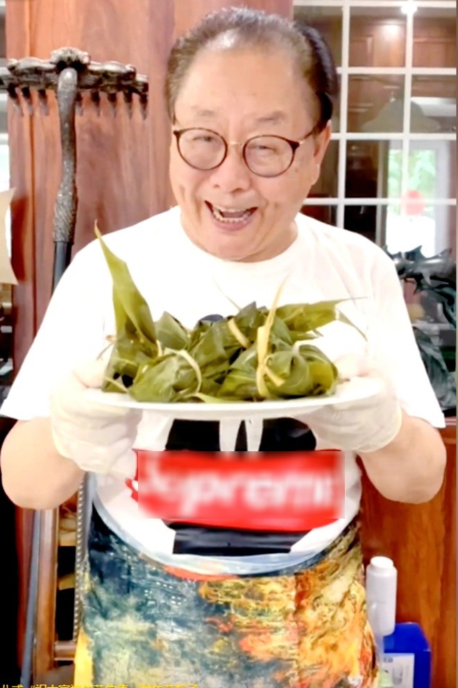 Tuổi xế chiều, Mã Đức Hoa thích quay video phục vụ khán giả.